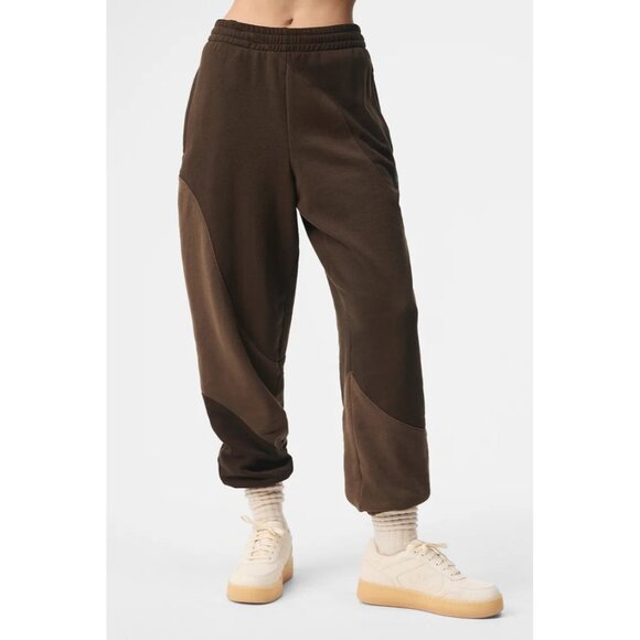ALO Yoga Make Waves Sweatpant in Espresso Tonal - Picture 2 of 4